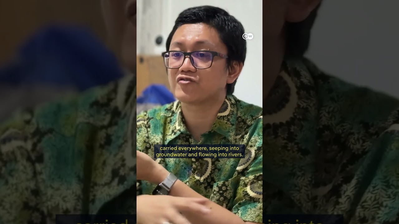 Mikroplastik Jakarta – Regentropfen fallen auf eine Straße in Jakarta, Mikroplastik-Kontamination im Regenwasser Indonesiens