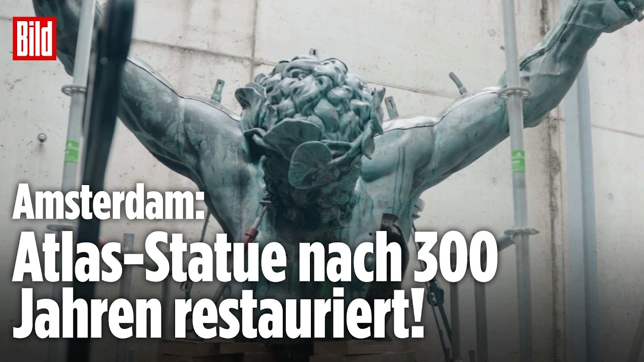 Atlas-Statue Amsterdam – Restaurierte Atlas-Statue auf dem Dach des Königlichen Palastes in Amsterdam nach der Sanierung