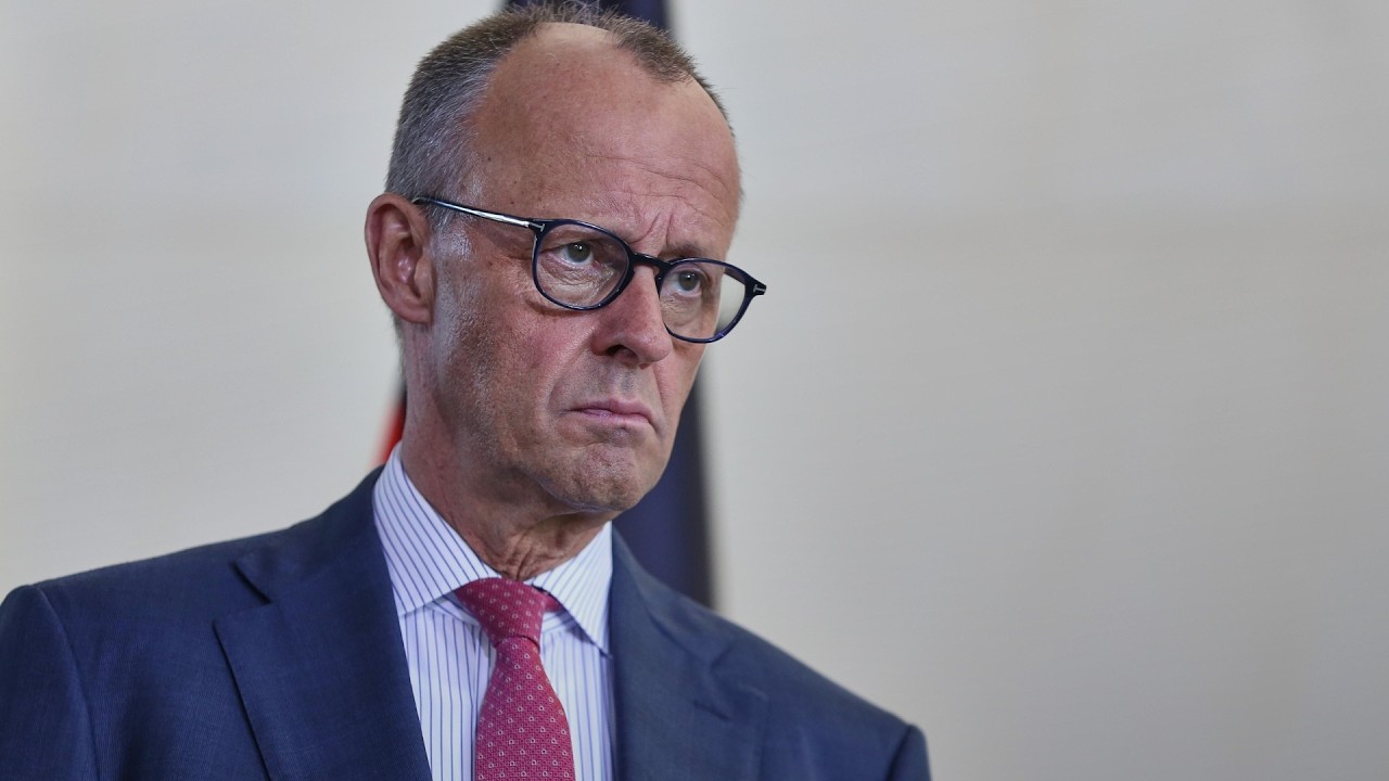 Friedrich Merz Kanzler – Friedrich Merz am Redepult im Deutschen Bundestag – ein Jahr nach seiner Wahl zum Bundeskanzler