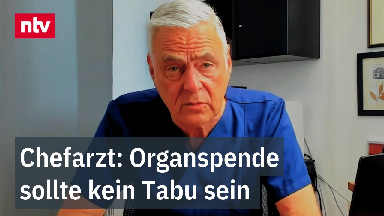 Arzt hält Organspende-Ausweis in der Hand – Symbol für die Bereitschaft zur Organspende in Deutschland