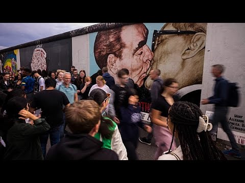 Touristenzahlen Berlin – Leere Berliner Straße mit Graffiti und Müll – sinkende Touristenzahlen in Berlin als Symbol des Att…