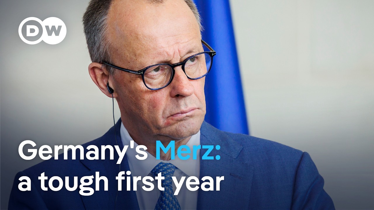 Friedrich Merz Kanzler – Friedrich Merz am Rednerpult im Deutschen Bundestag – ein Jahr als Bundeskanzler