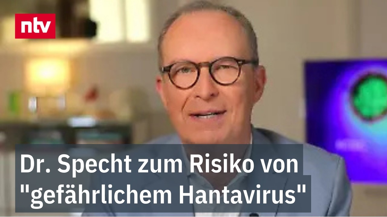 Medizinische Fachkraft mit Schutzausrüstung bei der Behandlung eines Hantavirus-Patienten auf einer Intensivstation