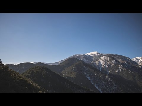 Schneedecke Griechenland – Verschneite Berggipfel in Griechenland mit sichtbar kargen Hängen – Rückgang der Schneedecke durc…