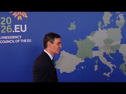 Pedro Sánchez an einem Rednerpult – Faktencheck zu Spanien Migranten Desinformation über 2.800 Euro