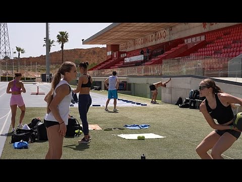 Blick auf den Hafen von Alicante mit Segelbooten – Sportparadies Valencia an der Mittelmeerküste