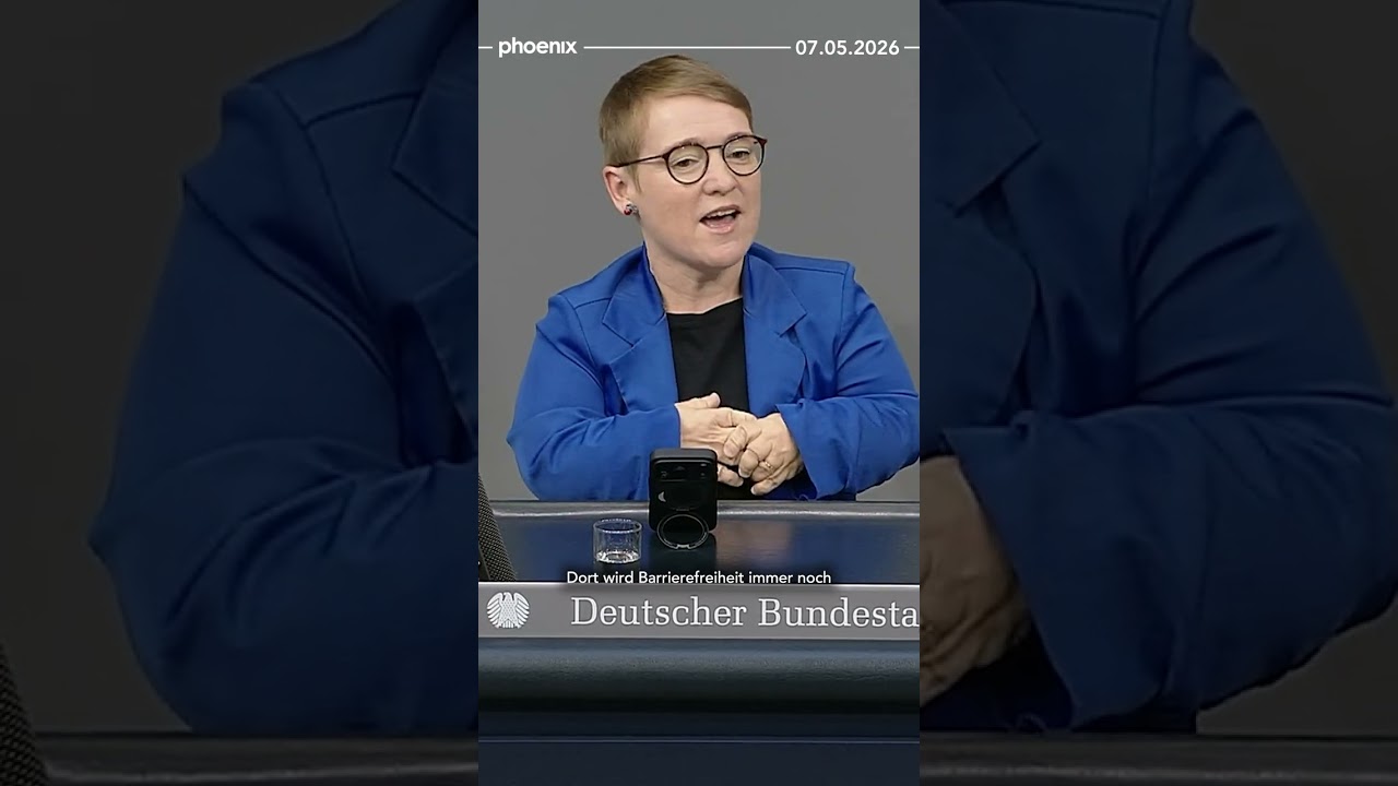 Rollstuhlfahrerin vor einem barrierefreien Eingang – Symbol für das Behindertengleichstellungsgesetz und Inklusion