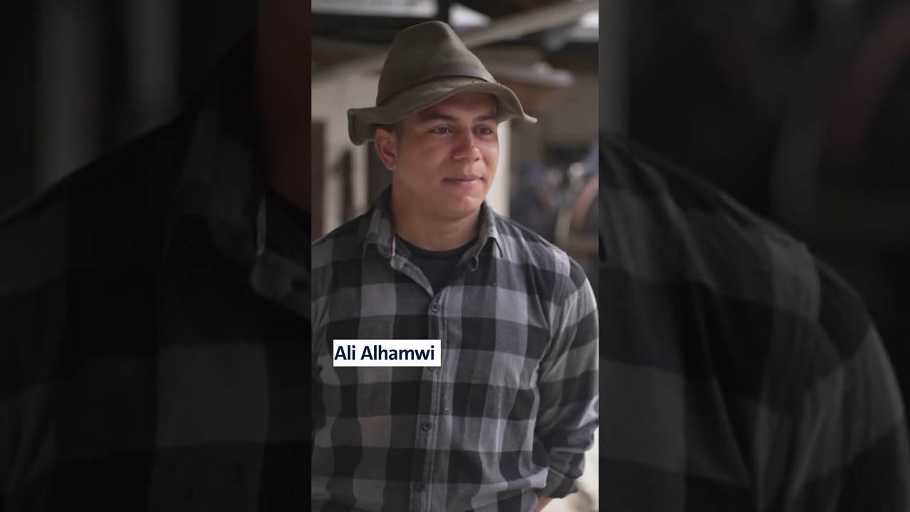 Ali Al-Hamwi, syrisch-bayerischer Pferdeflüsterer, steht auf einem Pferdehof im Bayerischen Wald