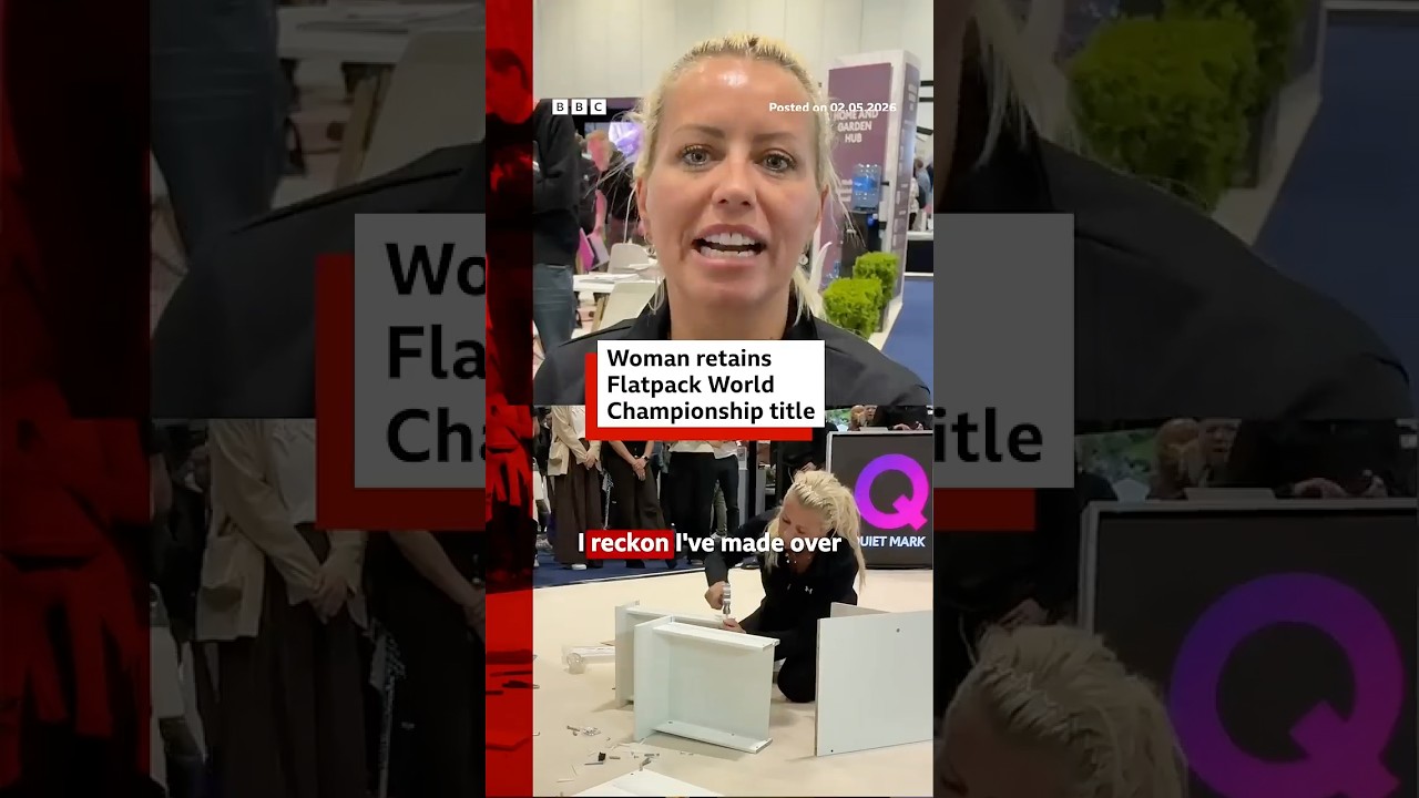 Frau montiert Flatpack-Möbel bei der Flatpack-Weltmeisterschaft vor Publikum