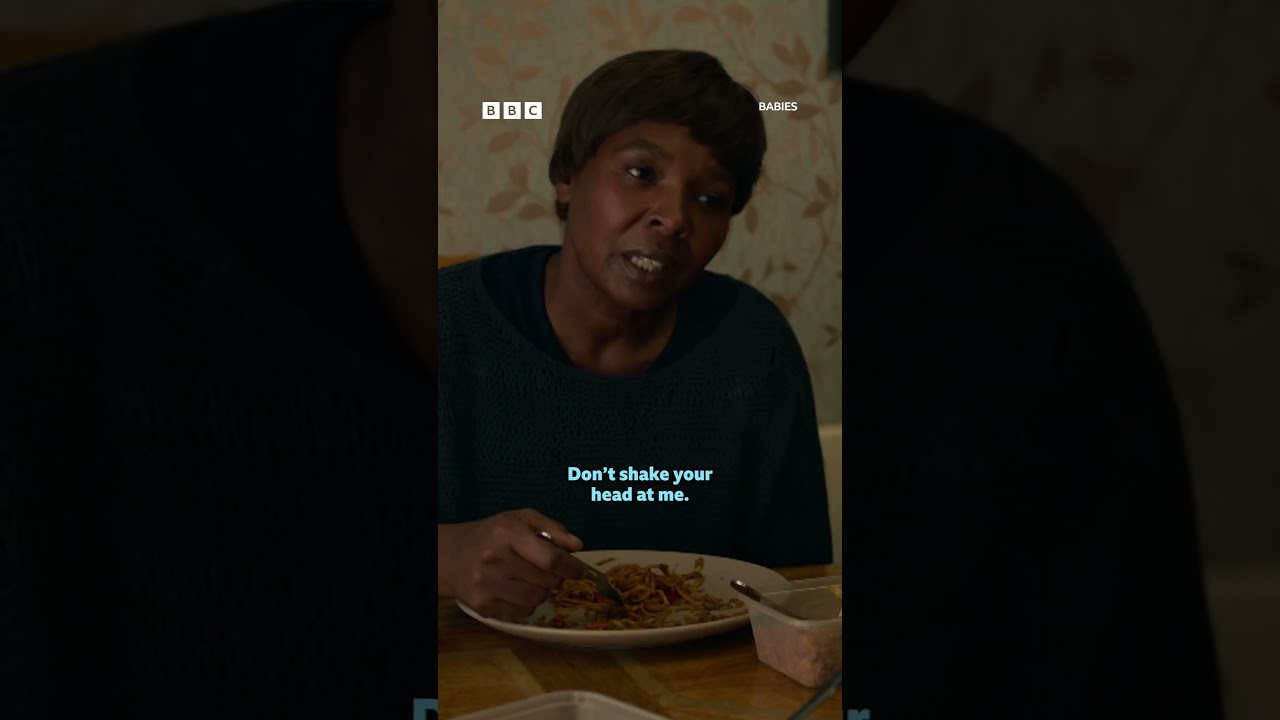 Szene aus dem BBC-Drama Like Father Like Son – Familie sitzt am Abendessenstisch in britischem Wohnzimmer
