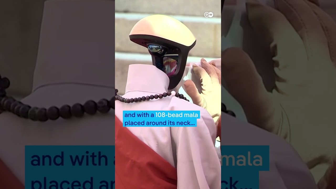 Humanoider Roboter in buddhistischer Mönchsrobe bei einer Zeremonie in einem südkoreanischen Tempel