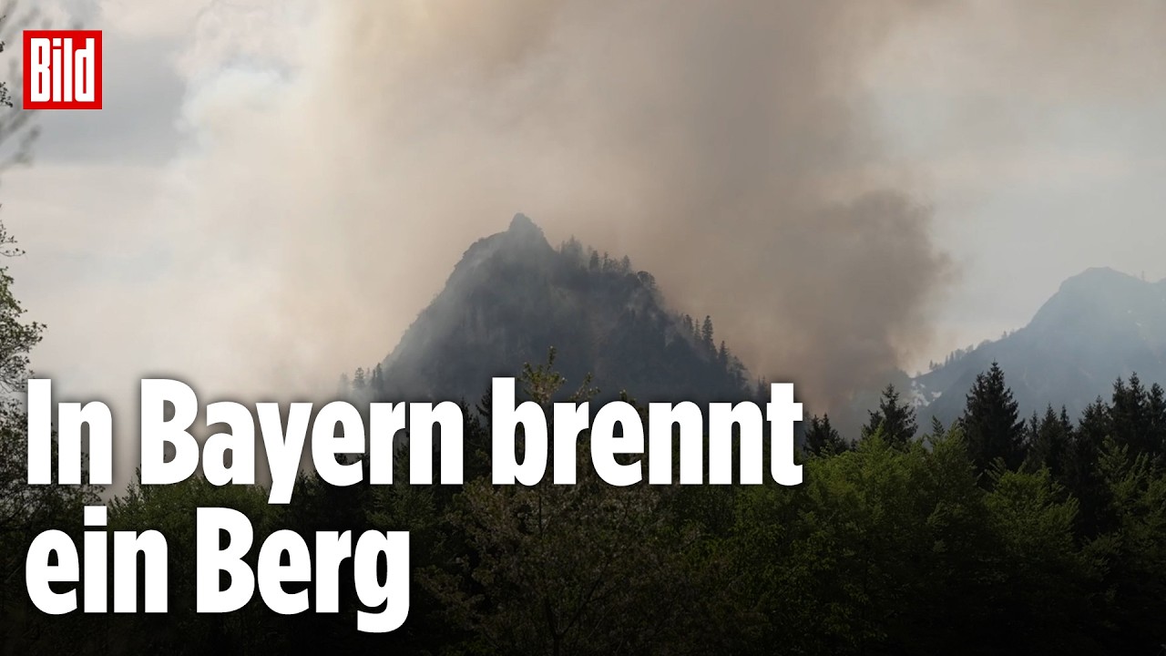 Waldbrand Bayern am Saurüsselkopf bei Ruhpolding mit Rauchwolken über dem Voralpenland