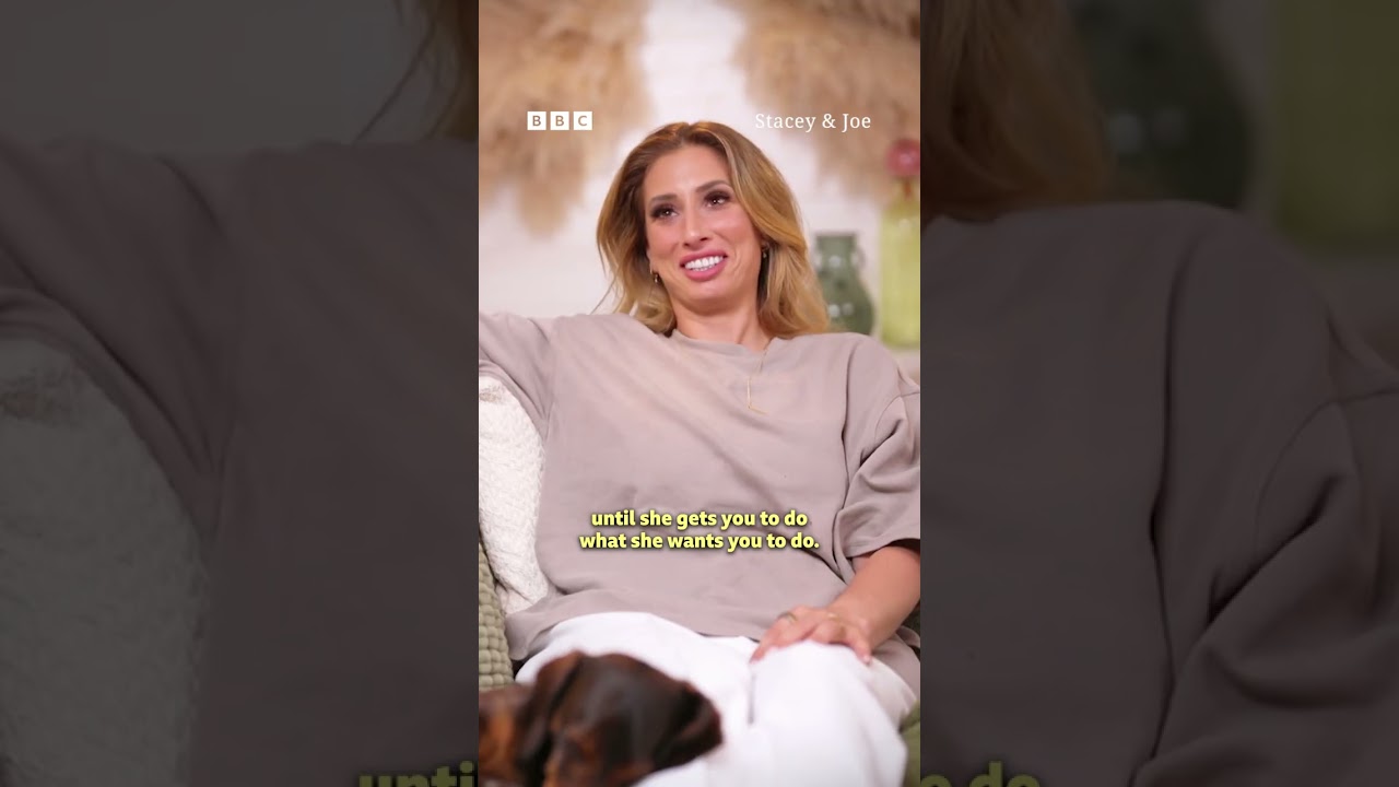 Stacey Solomon hält ein Smartphone in der Hand und schreibt David Beckham eine Nachricht zur Bienenhaltung