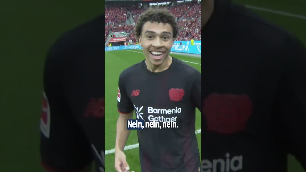 Schiedsrichter Andrich – Schiedsrichter spricht mit Bayer Leverkusens Robert Andrich während eines Bundesligaspiels auf dem …