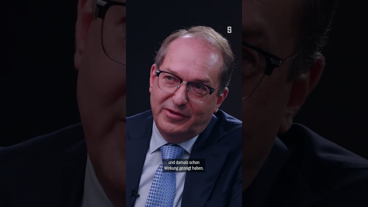 illegale Migration Deutschland – Schild mit Aufschrift Grenze und Menschen im Hintergrund – Symbol für illegale Migration na…