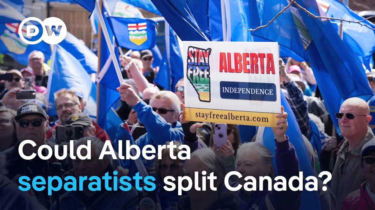 Alberta Separatismus – Demonstranten schwenken die blaue Alberta-Flagge während einer Kundgebung für den Alberta-Separatismu…