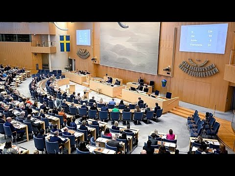 Auslandsgeheimdienst Schweden – Schwedische Flagge vor Regierungsgebäude in Stockholm – Symbol für den neuen Auslandsgeheimd…