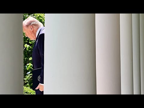 Waffenstillstand Ukraine – Donald Trump am Rednerpult, im Hintergrund Flaggen – Ankündigung des Waffenstillstands Ukraine un…