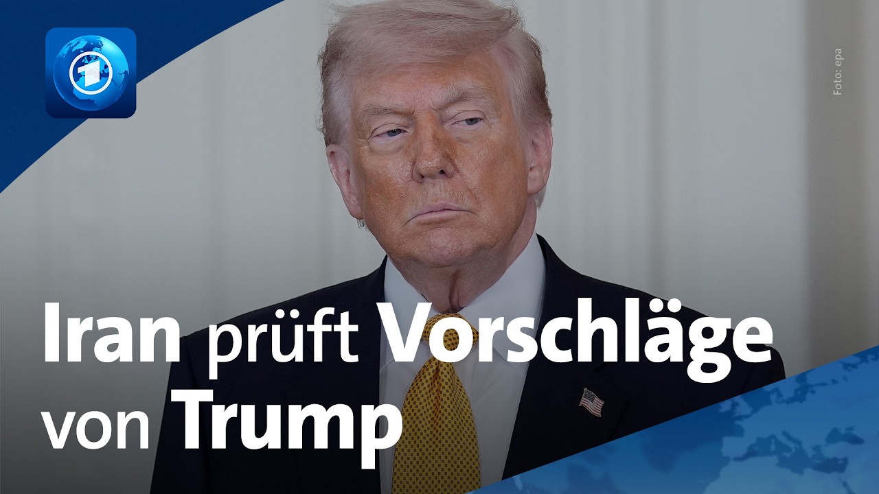 Donald Trump spricht über ein Iran Friedensabkommen, während im Hintergrund Karten des Nahen Ostens zu sehen sind