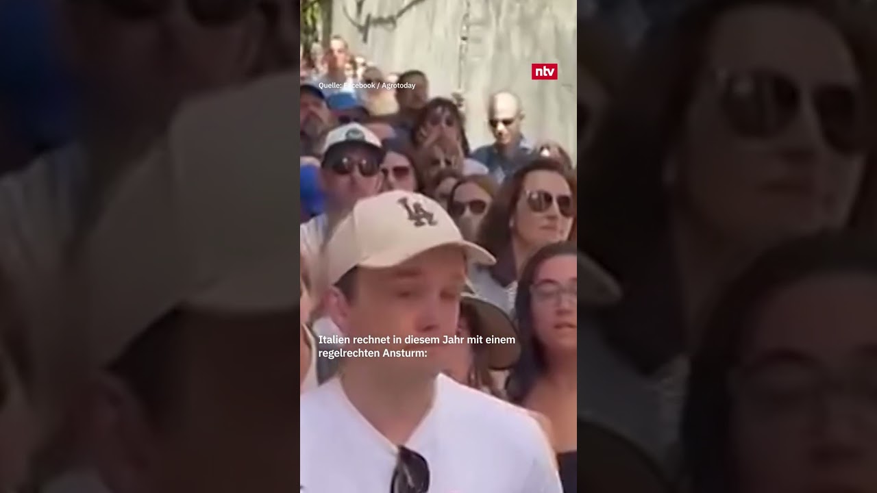 Überfüllte Gassen in Positano an der Amalfiküste mit Touristen und bunten Häuserfassaden – Amalfiküste Overtourism