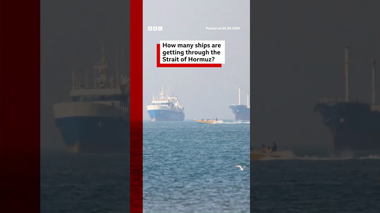 Blick auf die Straße von Hormuz mit einem Containerschiff, das die strategisch wichtige Meerenge passiert