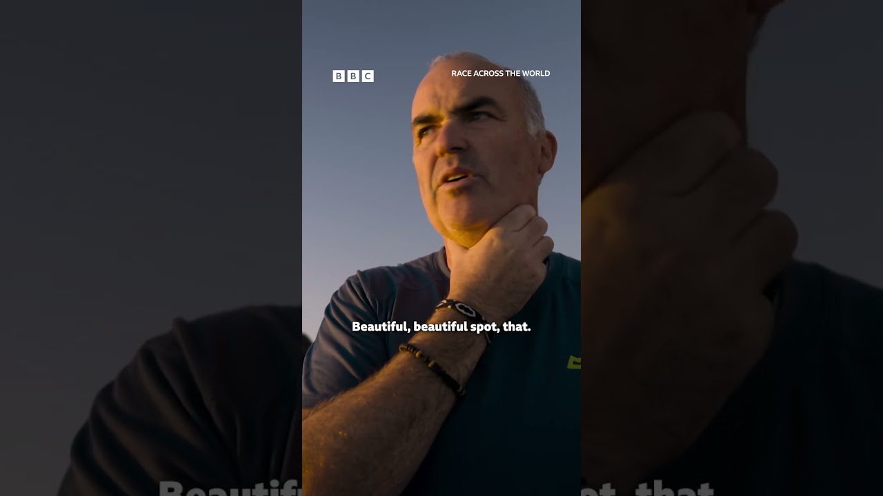 Vater und Tochter stehen gemeinsam auf einer Stadtmauer beim Sonnenuntergang – väterlicher Trost in einem stillen Moment