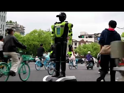 humanoide Roboter – Humanoider Roboter regelt Straßenverkehr in China und spricht Fußgänger an