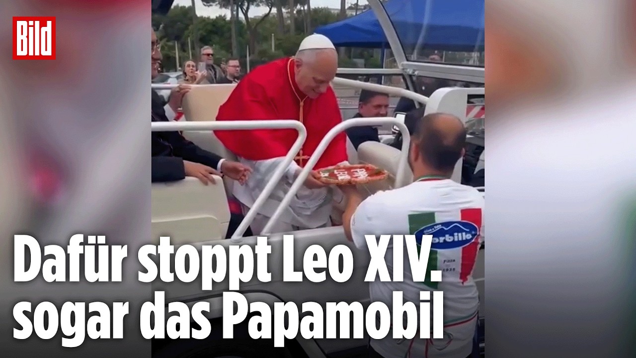 Papst Leo XIV. empfängt eine Pizza im Papamobil auf der Piazza Vittoria in Neapel