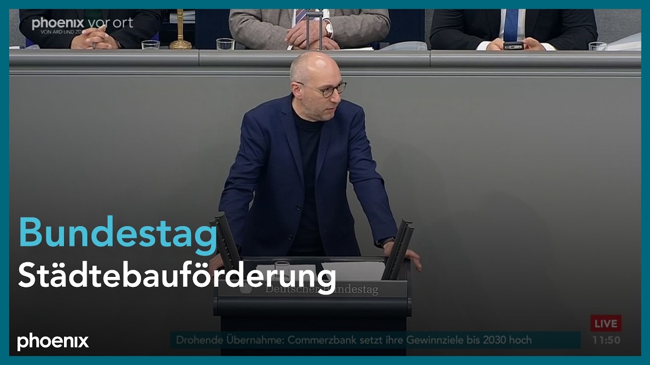 Blick auf eine sanierte Innenstadt mit Grünflächen und Fußgängerzone als Beispiel für erfolgreiche Städtebauförderung