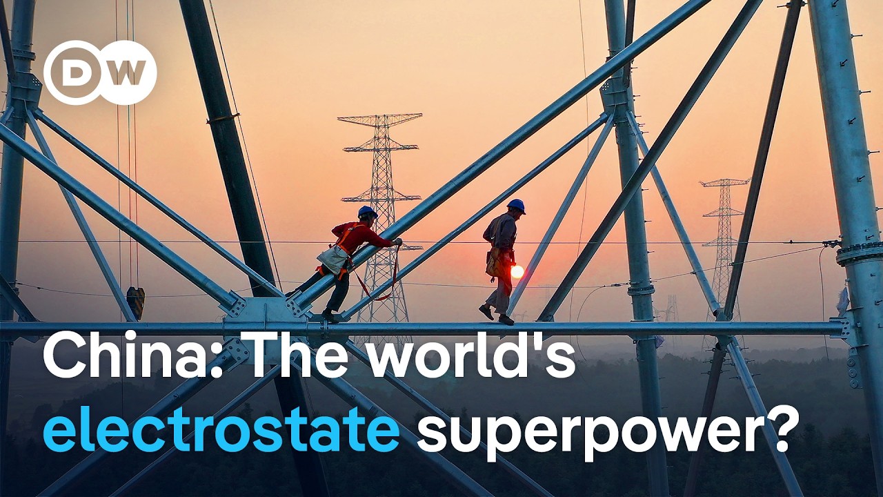 Electrostate China – Chinesische Solarfarm mit Windrädern im Hintergrund – China als Electrostate und grüne Energiesupermacht