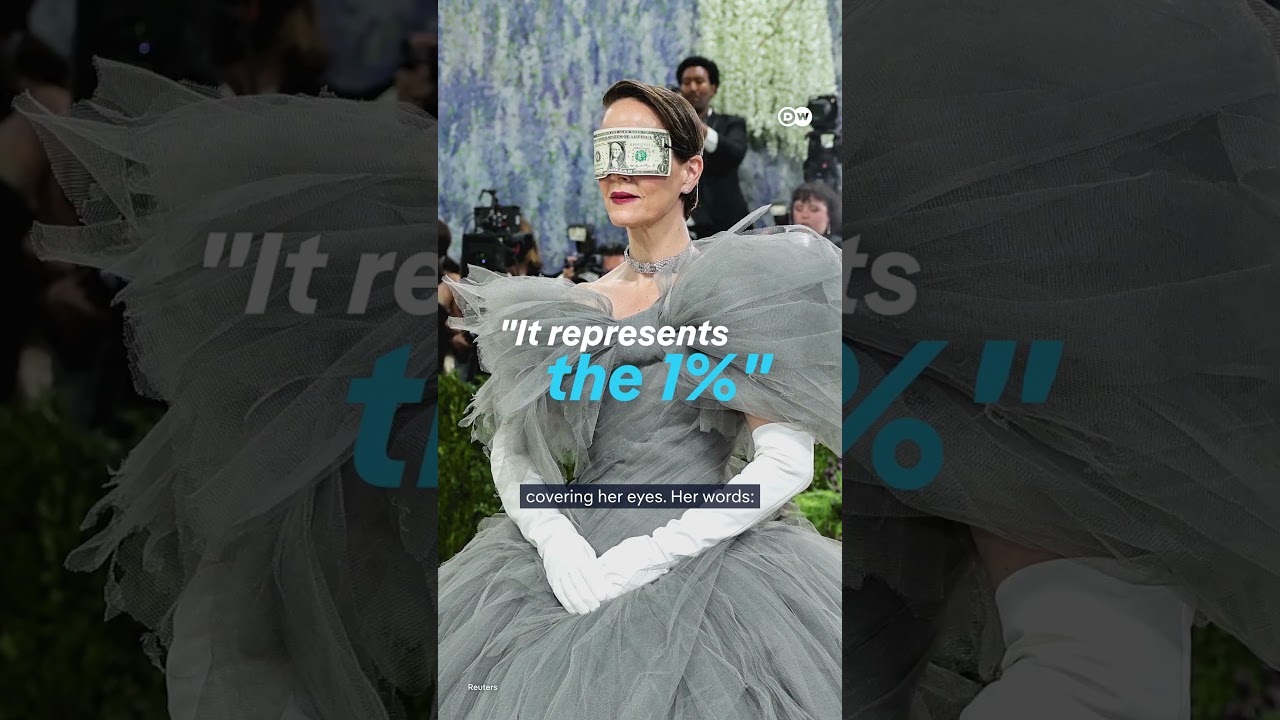 Roter Teppich der Met Gala 2026 mit Prominenten in extravaganten Outfits und Protestierenden im Hintergrund