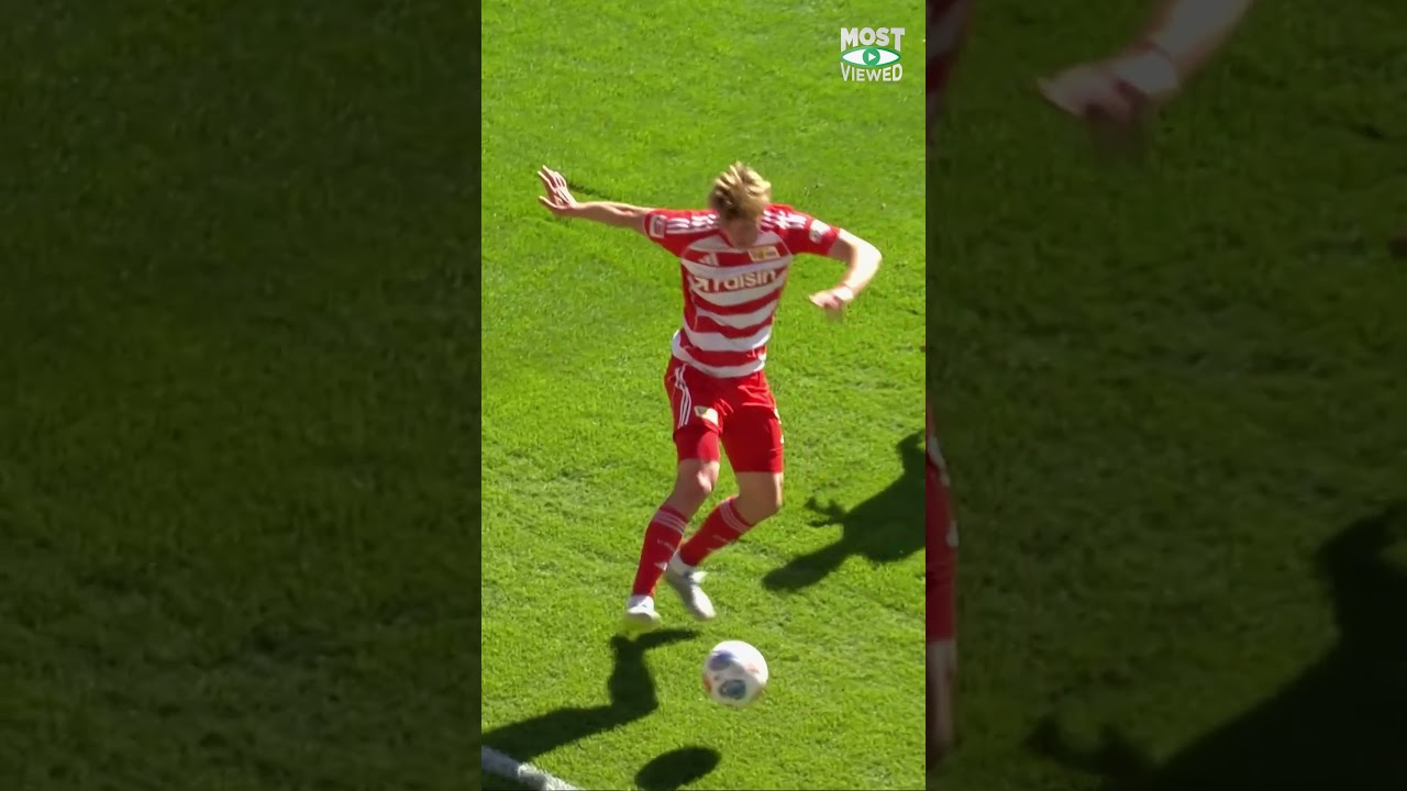 Platzender Fußball auf dem Rasen beim Spiel 1. FC Köln gegen Union Berlin, Ball platzt nach Zweikampf