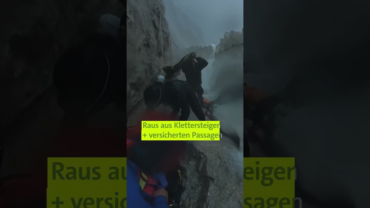 Dunkle Gewitterwolken ziehen über einen Berggrat – Gewitter am Berg stellt eine ernste Gefahr für Wanderer dar