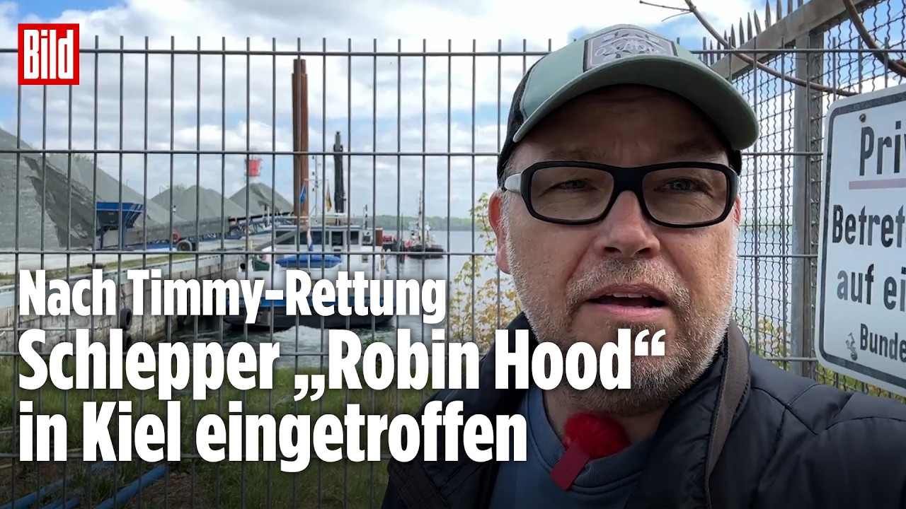 Schlepper Robin Hood liegt im Kieler Scherhafen vor der Transportbarge, die Wal Timmy in die Nordsee gebracht hat