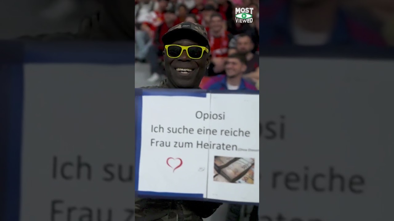 Fan hält witziges Plakat mit Heiratsgesuch beim Bundesligaspiel Leipzig gegen Leverkusen hoch
