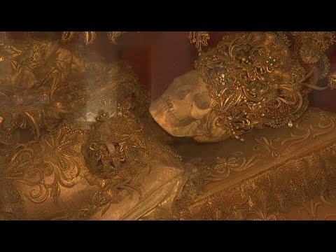 juwelenverzierte Skelette – Juwelenverziertes Skelett eines Katakombenheiligen in einer deutschen Klosterkirche mit Edelstei…