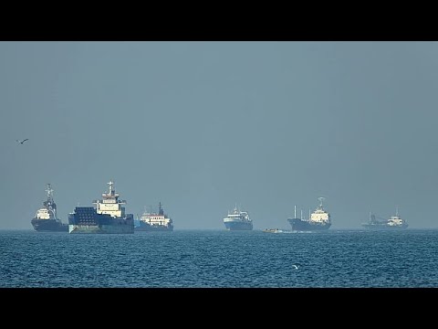 US-Kriegsschiff patrouilliert in der Straße von Hormus, iranische Küste im Hintergrund