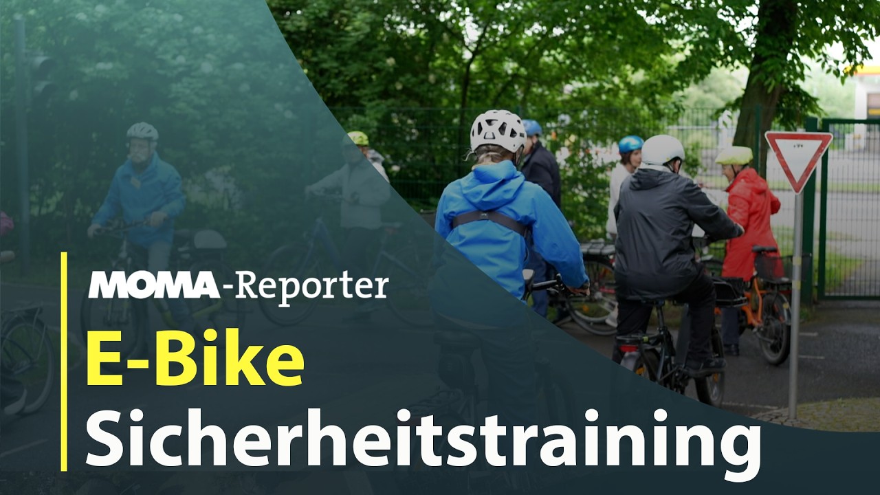 Ältere Frau übt auf einem E-Bike das Kurvenfahren beim E-Bike Sicherheitstraining auf einem Übungsplatz