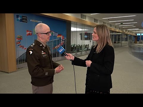 US-Truppenabzug Deutschland – NATO-Flagge und US-Flagge nebeneinander – Symbol für den US-Truppenabzug aus Deutschland
