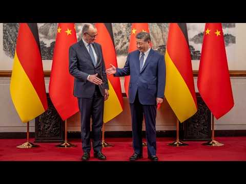Europa China USA Partner – Europäische Fahne zwischen den Flaggen von China und den USA – Symbolbild für den Partnerschaftsk…