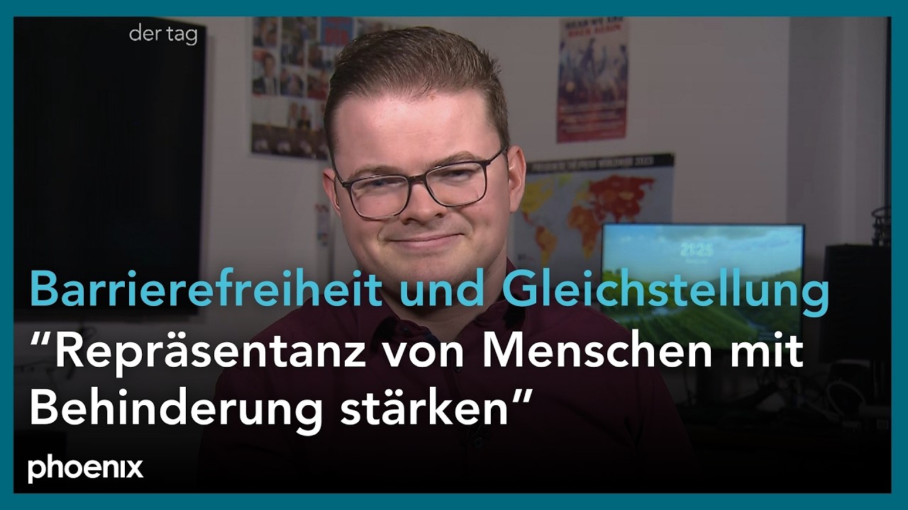 Gleichstellung Menschen mit Behinderung – Journalist im Rollstuhl vor dem Deutschen Bundestag – Symbol für Gleichstellung vo…