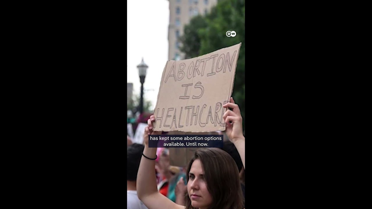 Protestierende halten Schilder für reproduktive Rechte hoch – Mifepristone Versandverbot in den USA