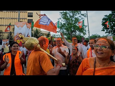 Westbengalen BJP Machtübernahme – BJP-Anhänger feiern in Westbengalen den möglichen Wahlsieg der Partei von Narendra Modi mi…