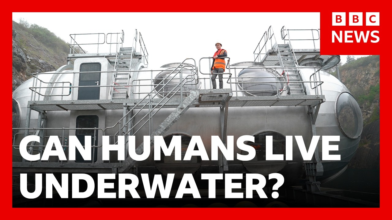 Taucher betritt ein Unterwasser-Habitat an der Deep Campus Anlage in Wales
