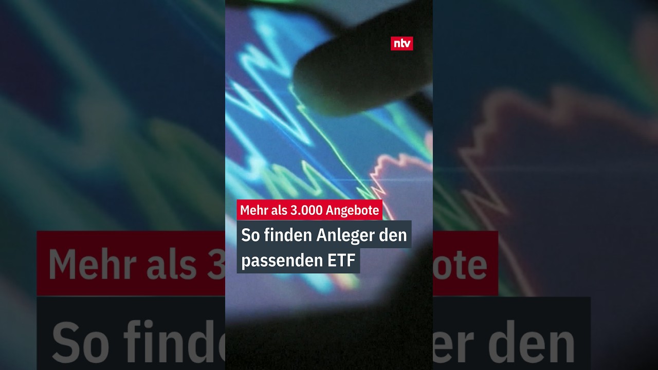 Anleger vergleicht ETFs auf einem Tablet – ETF auswählen leicht gemacht mit den richtigen Kriterien
