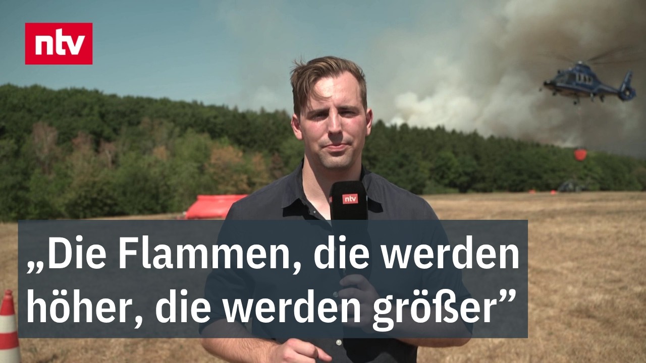 Waldbrand Hürtgenwald – Löschhubschrauber über dem brennenden Hürtgenwald bei einem Waldbrand-Einsatz in NRW