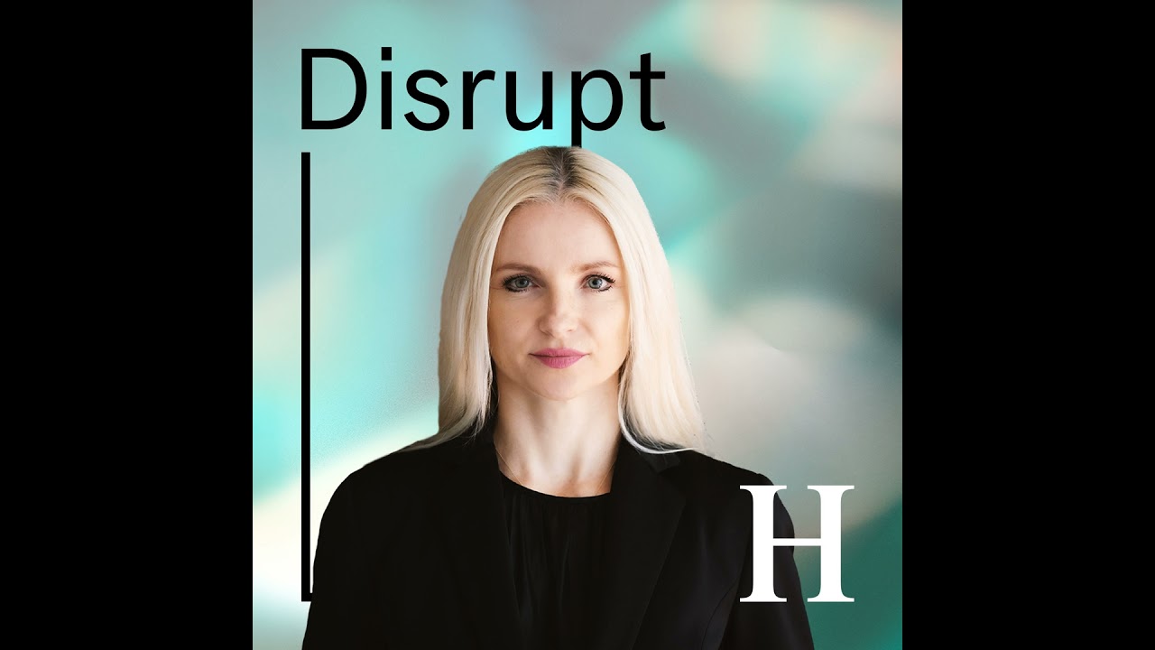 HVV Sprachassistent – Anna-Theresa Korbutt, HVV-Geschäftsführerin, vor einer digitalen Bushaltestelle mit HVV-Sprachassisten…