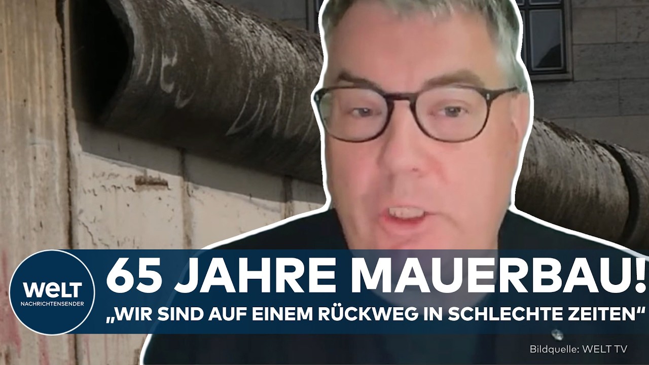 Mauerbau Jahrestag – Gedenkstätte Berliner Mauer am 65. Jahrestag des Mauerbaus mit Blumengebinden und Mahnmal