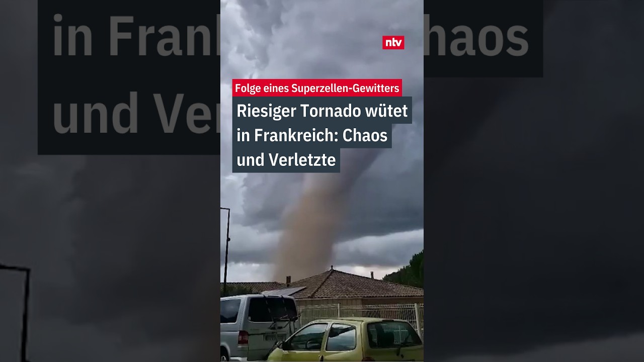 Dunkle Gewitterwolken über Südfrankreich während des Tornados, Verwüstung durch Tornado in Frankreich sichtbar