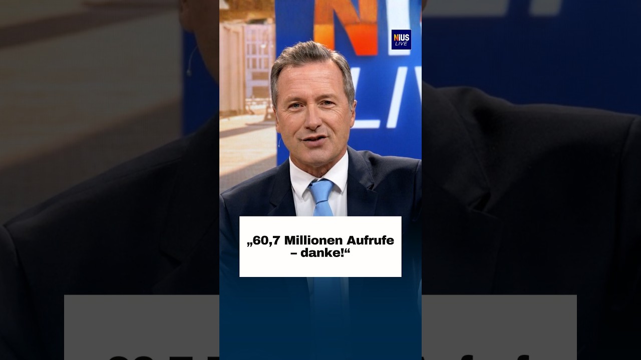 NIUS Live Rekord – NIUS-Live-Team feiert 60,7 Millionen YouTube-Aufrufe mit einem Rekordmonat-Kuchen auf dem weißen Sofa